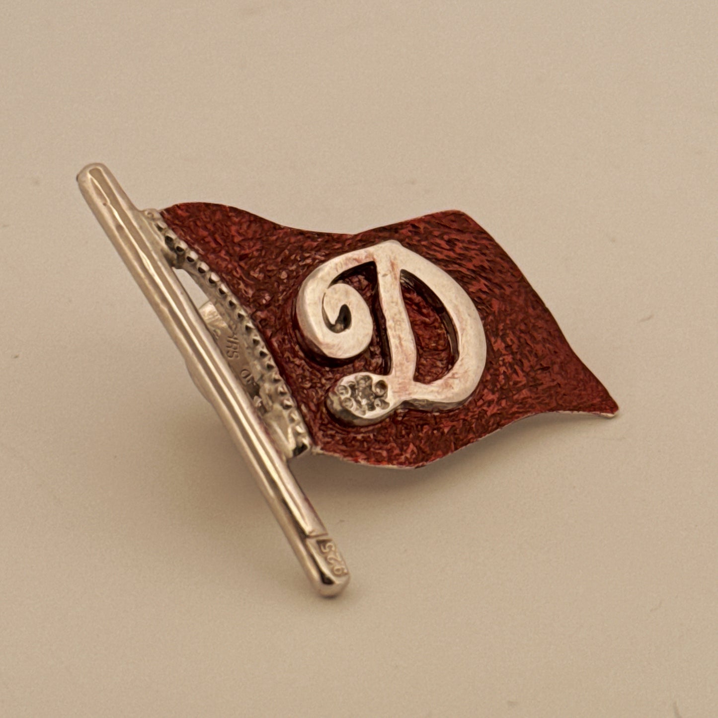 Pin "D" din argint 925 montat pe steagul clubului Dinamo – Un omagiu simbolic pentru Dinamo cu piatra batuta cubic ziconia.